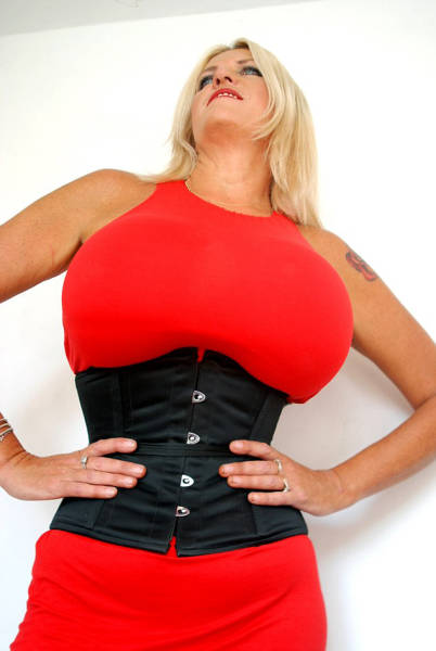 The Owner Of Britain’s Biggest Boobs Can’t Stop Enlarging Her Breasts After Her Divorce The Owner Of Britain’s Biggest Boobs Can’t Stop Enlarging Her Breasts After Her Divorce