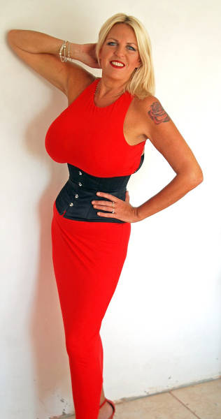 The Owner Of Britain’s Biggest Boobs Can’t Stop Enlarging Her Breasts After Her Divorce The Owner Of Britain’s Biggest Boobs Can’t Stop Enlarging Her Breasts After Her Divorce
