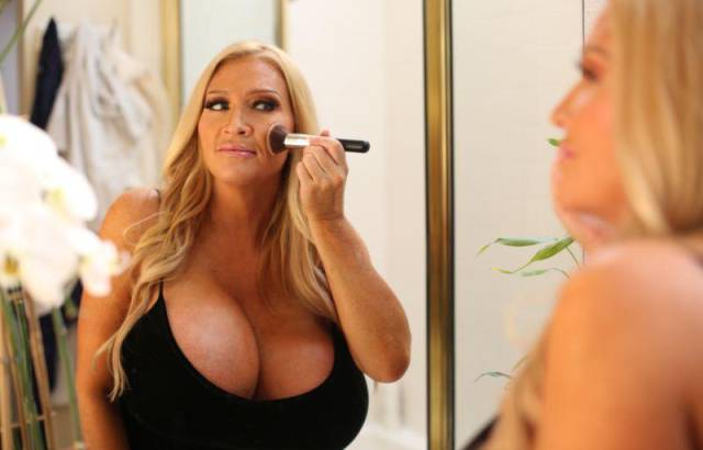 Being A Mormon Couldn’t Stop Her From Becoming A Giant-Breast Model Being A Mormon Couldn’t Stop Her From Becoming A Giant-Breast Model