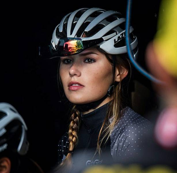 This Dutch Cyclist Beauty Gonna Ride Away With Your Heart This Dutch Cyclist Beauty Gonna Ride Away With Your Heart