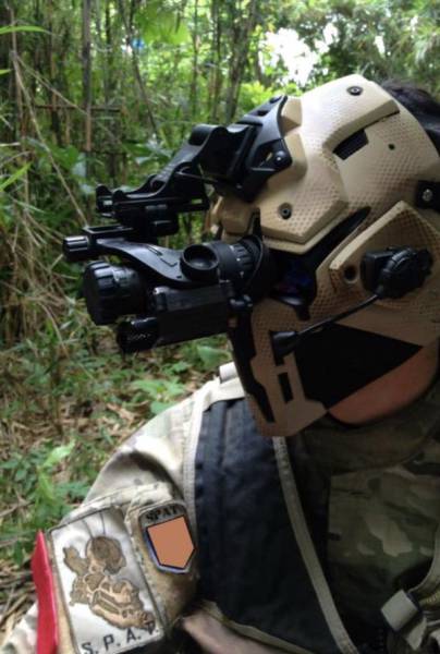 british_armys_sas_special_air_service_are_now_training_in_boba_fetts_helmets_640_08.jpg