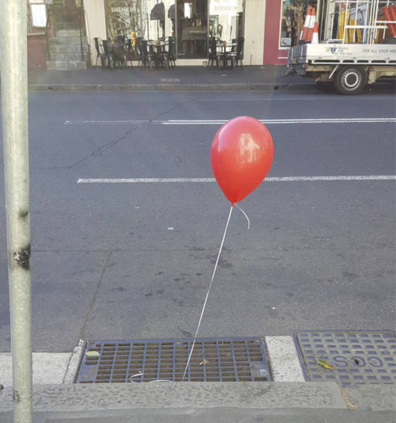 Sydney Is Full Of Red Balloons Tied To Sewer Gates. And Here’s Why Sydney Is Full Of Red Balloons Tied To Sewer Gates. And Here’s Why