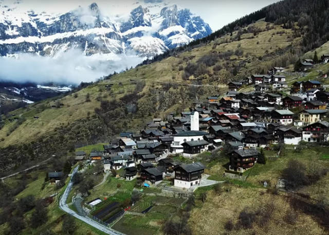 http://img.izismile.com/img/img10/20171124/640/this_swiss_village_from_a_dream_will_pay_you_for_moving_in_640_01.jpg