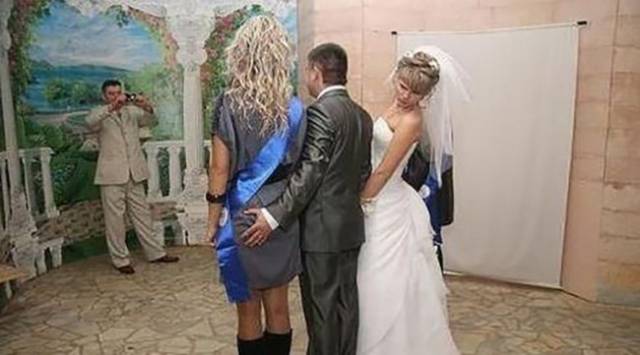 http://img.izismile.com/img/img11/20180208/640/wedding_photographers_always_catch_something_awkward_640_24.jpg
