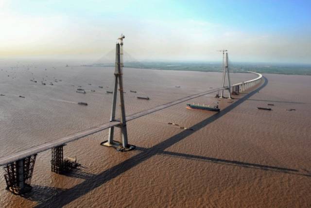 http://img.izismile.com/img/img11/20180410/640/impressive_highways_and_bridges_of_china_640_01.jpg