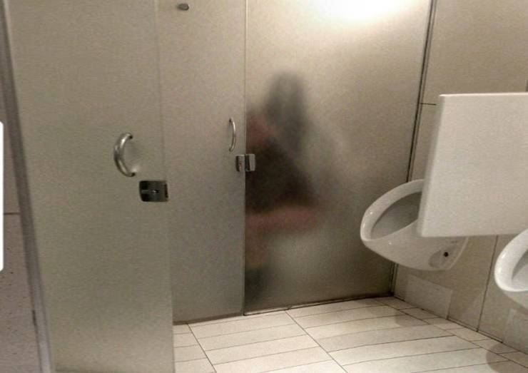 Женщина зайдя в туалет отлить попалась на скрытую камеру