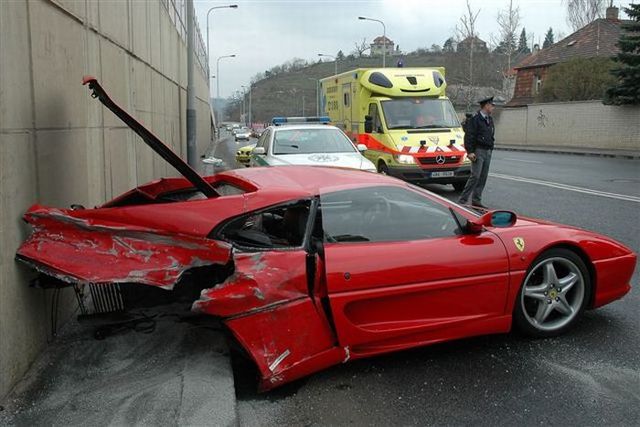 25 Crashed Ferraris 40 pics 