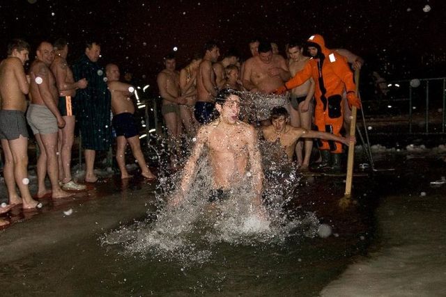 The feast of the Baptism of the Lord in Russia (17 pics)