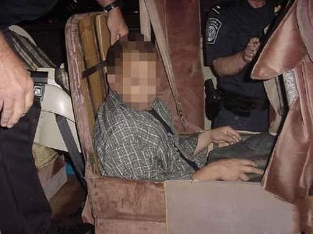 How do they transport an illegal immigrant (4 pics)