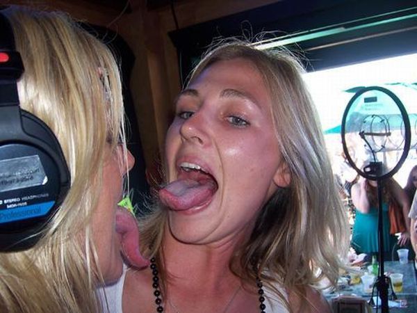 Scary tongue (16 pics + 1 video)