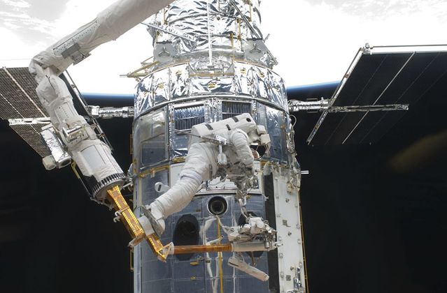 Repair of Hubble telescope (16 pics)