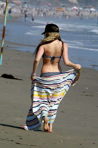 Return to Avril Lavigne in bikini on the beach 16 pics 