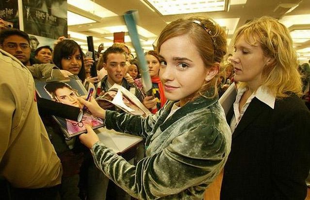 A girl became a woman (27 pics)