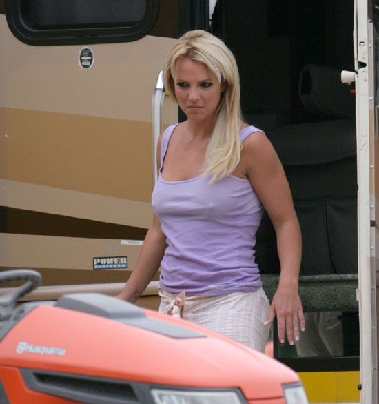 Britney Spears during her video shoot of “Radar” (15 pics)