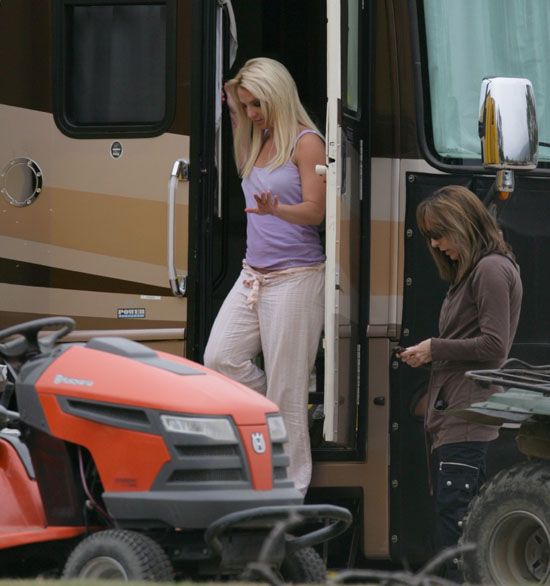 Britney Spears during her video shoot of “Radar” (15 pics)