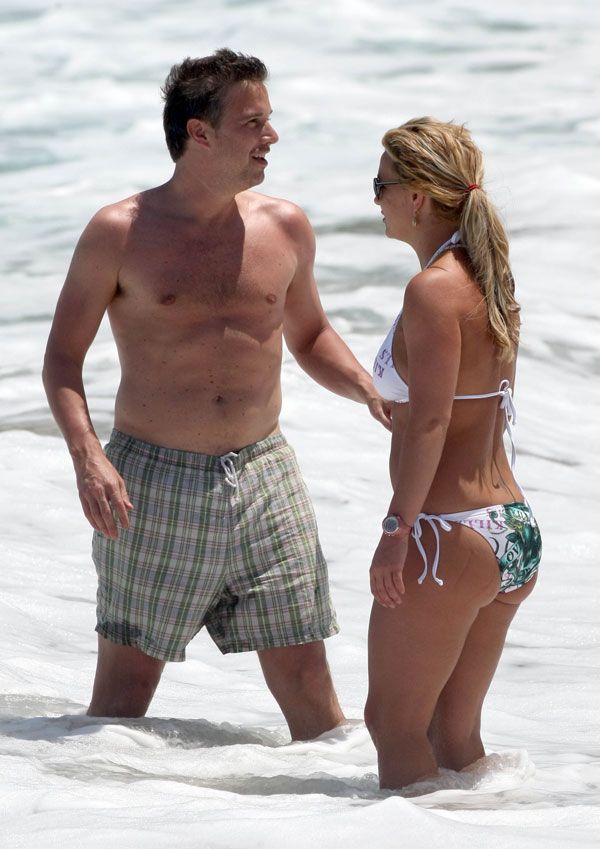 3 Britney Spears in bikini on the beach 7 pics 