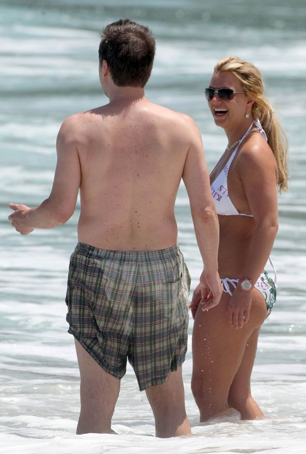 4 Britney Spears in bikini on the beach (7 pics)