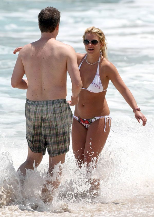 5 Britney Spears in bikini on the beach 7 pics 