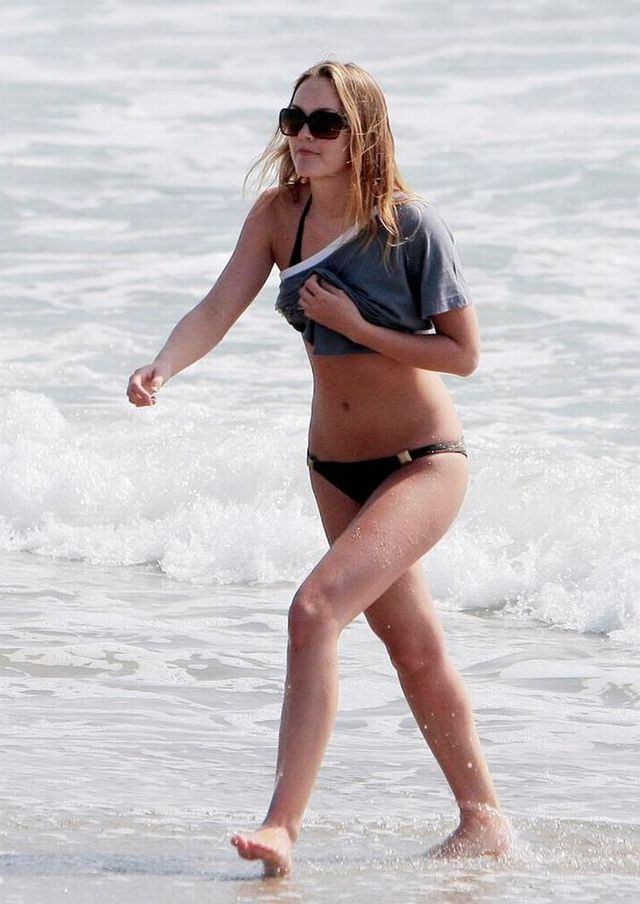 Leighton Meester on the beach (9 pics)