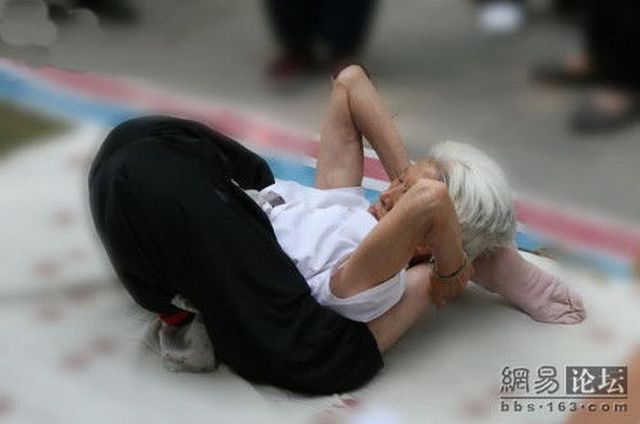 You can see 80-year old people doing gym in the street in China! (10 pics)
