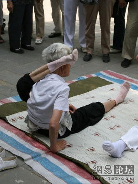 You can see 80-year old people doing gym in the street in China! (10 pics)