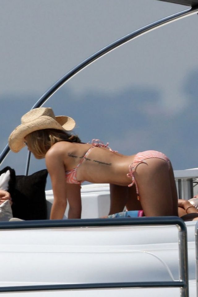 Hayden Panettiere lathering herself in lotion on a boat (15 pics)