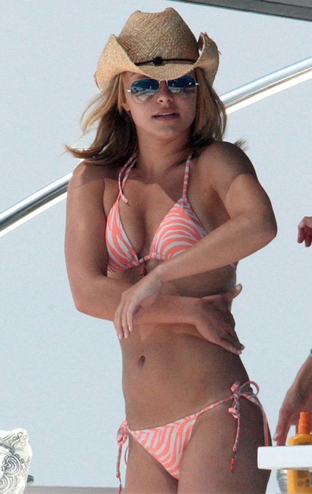 Hayden Panettiere lathering herself in lotion on a boat (15 pics)