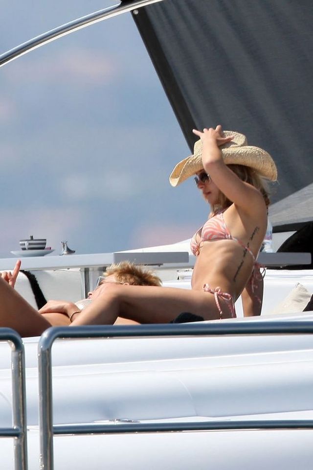 Hayden Panettiere lathering herself in lotion on a boat (15 pics)
