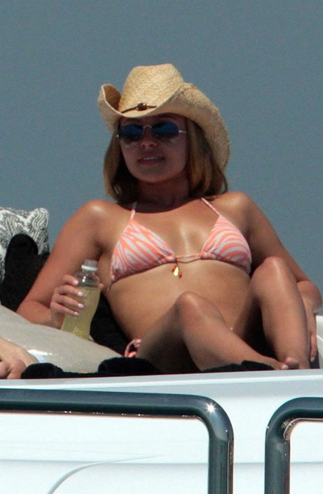 Hayden Panettiere lathering herself in lotion on a boat (15 pics)
