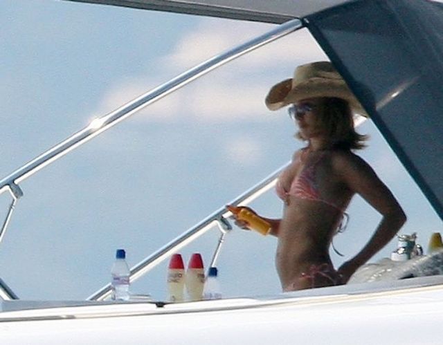Hayden Panettiere lathering herself in lotion on a boat (15 pics)