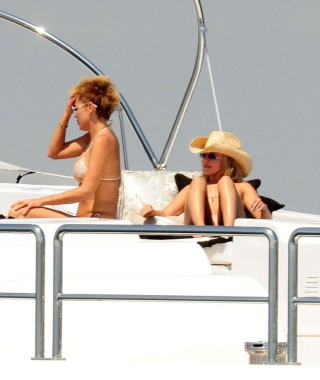 Hayden Panettiere lathering herself in lotion on a boat (15 pics)