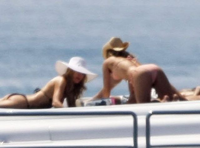 Hayden Panettiere lathering herself in lotion on a boat (15 pics)