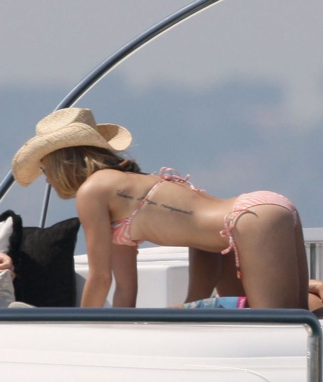 Hayden Panettiere lathering herself in lotion on a boat (15 pics)