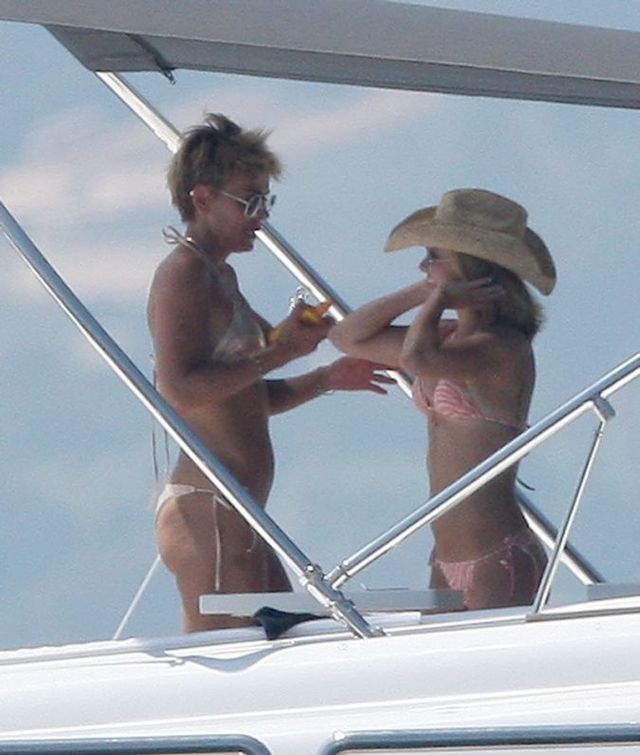 Hayden Panettiere lathering herself in lotion on a boat (15 pics)