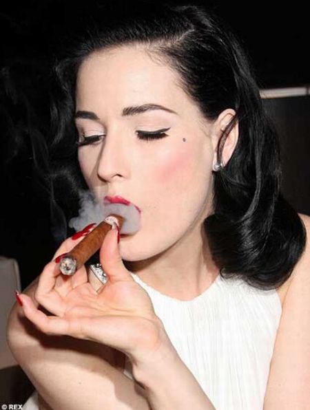 25 sexy female celebrities smoking cigars (25 pics)