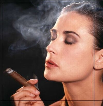 25 sexy female celebrities smoking cigars (25 pics)