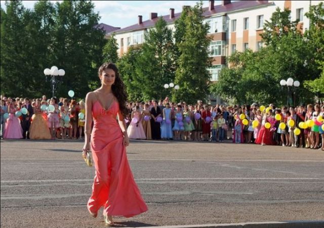 Russia vs. the United States. Whose high-school graduates are cooler? (60 pics)