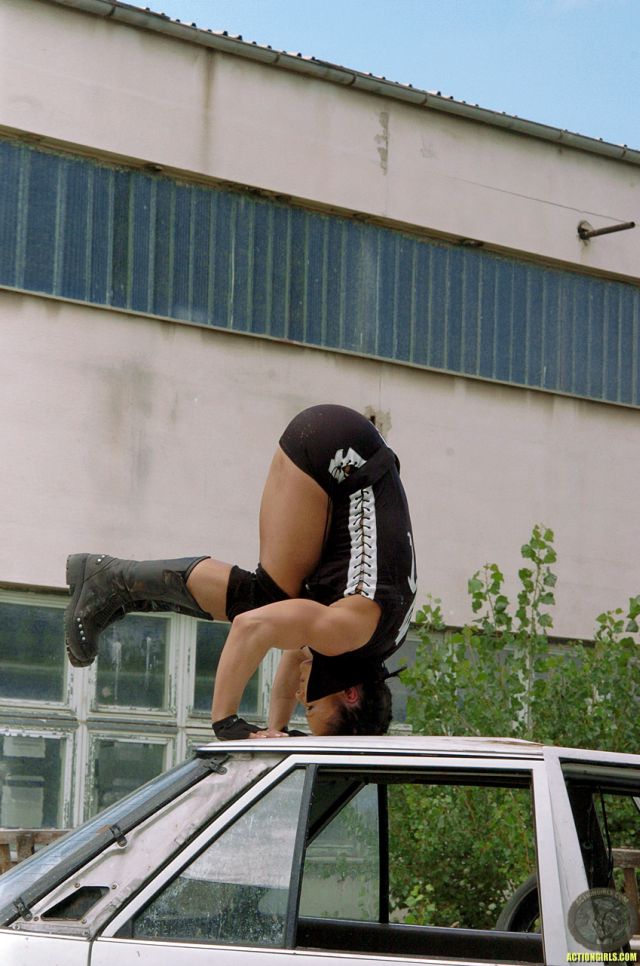 Action girl (30 pics)