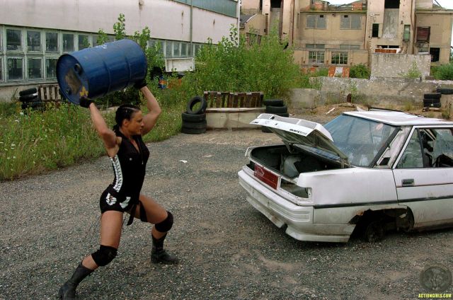 Action girl (30 pics)