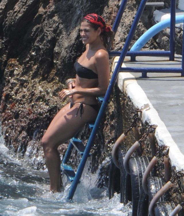 2 Eva Mendes in bikini 12 pics 