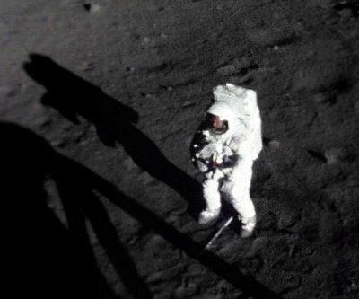 silver short hair 90210_11. Never-before-seen photo shows Neil Armstrong#39;s face as he first walks across