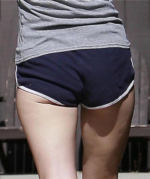 Mila Jovovich after doing sport (12 pics)