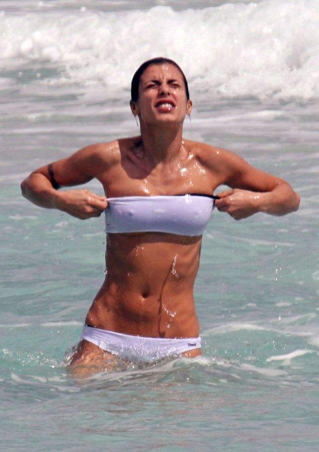 Beach pictures of Elisabetta Canalis (8 pics)