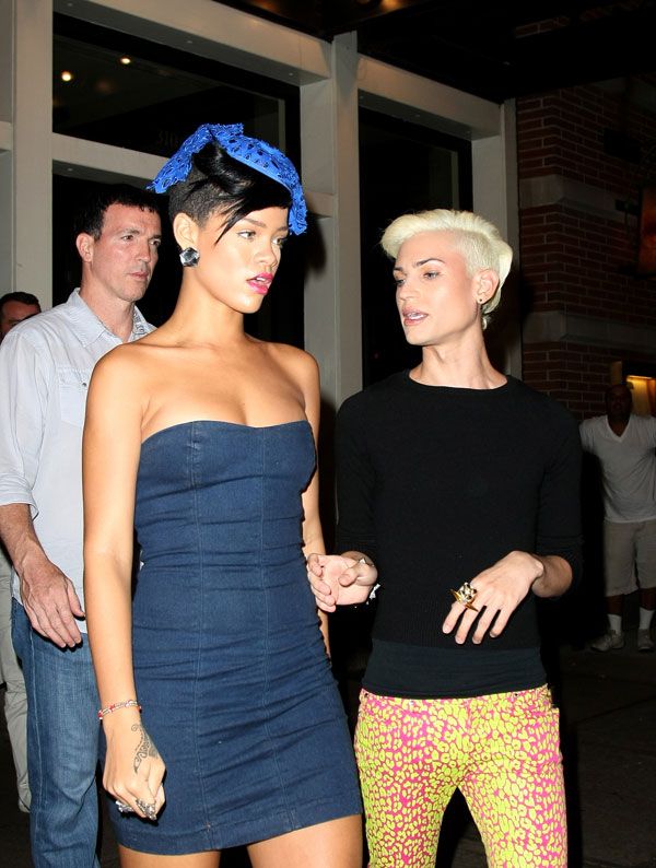 Rihanna in the national outfit? (7 pics)