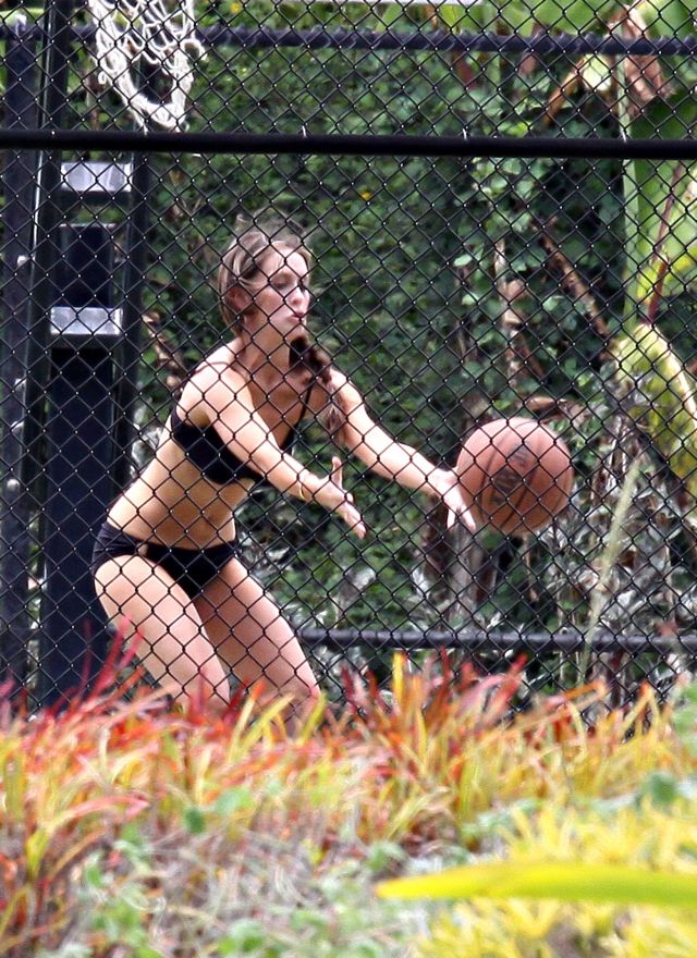 Jennifer Love Hewitt in bikini (7 pics)