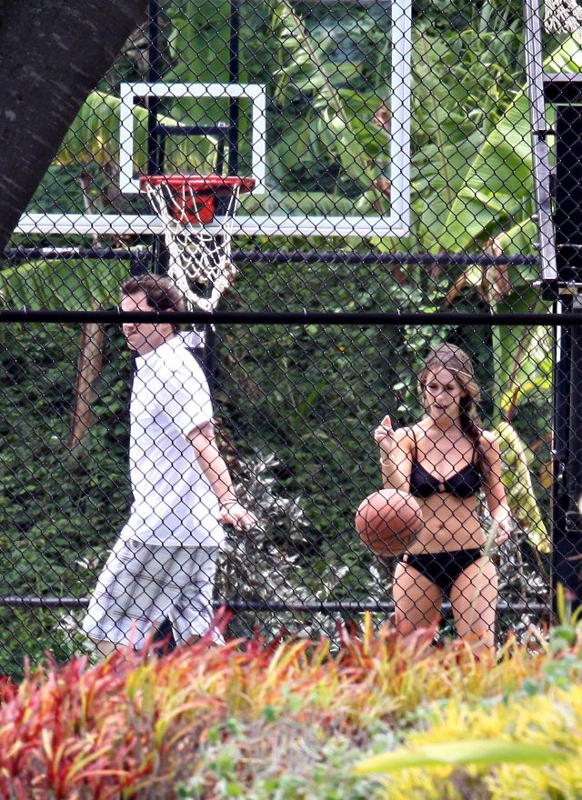 Jennifer Love Hewitt in bikini (7 pics)