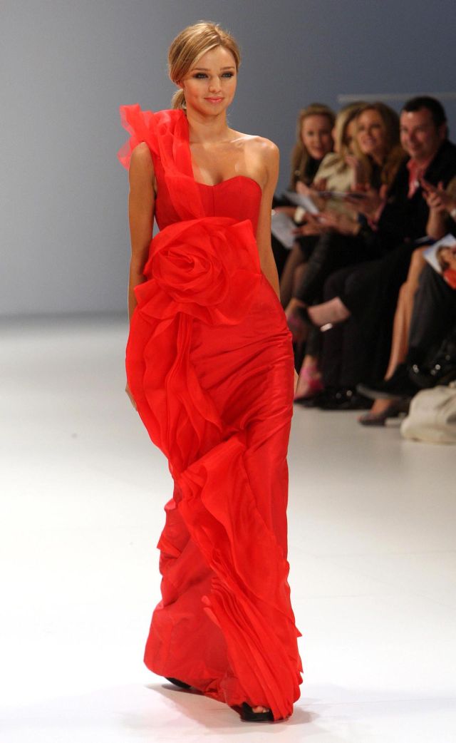 Miranda Kerr on a runway (9 pics)