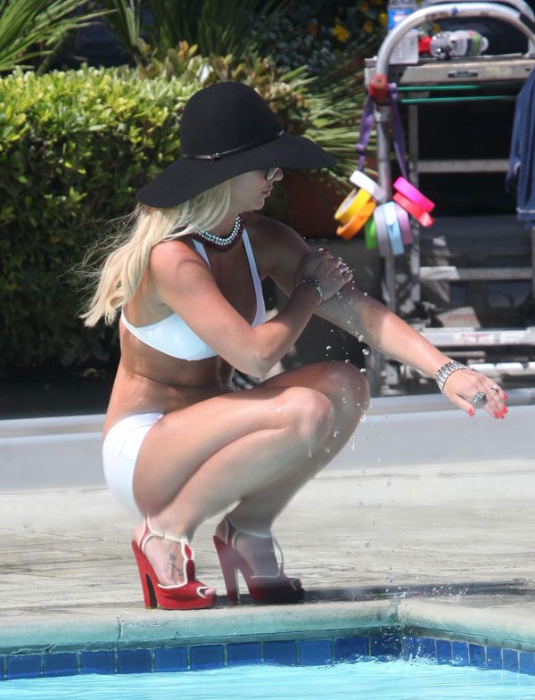 Britney Spears in a white bikini (20 pics)