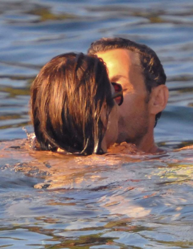 Carla Bruni in bikini on the beach (7 pics)