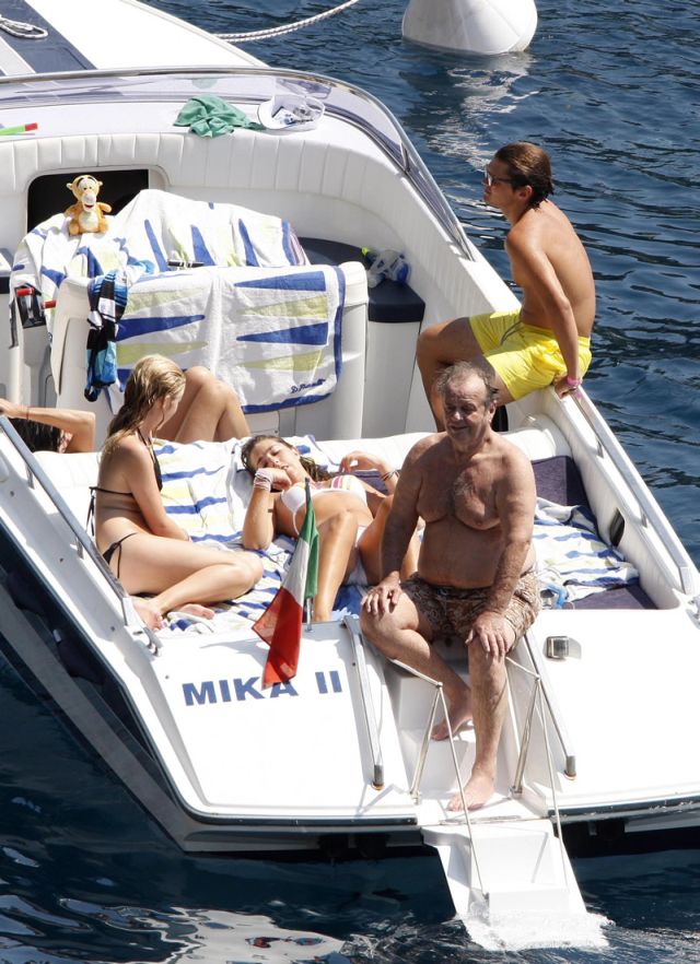 Jack Nicholson having fun out in the sea (12 pics)